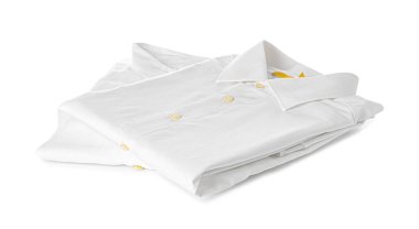 Beyaz arka planda şık erkek gömlekleri