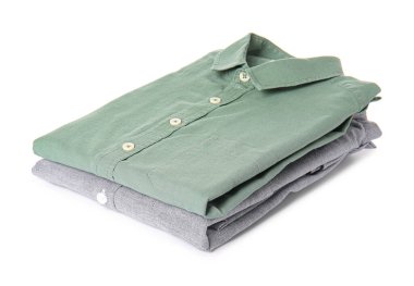 Beyaz arka planda şık erkek gömlekleri