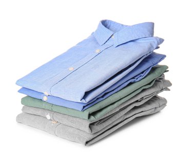 Beyaz arkaplanda erkek gömlekleri yığını