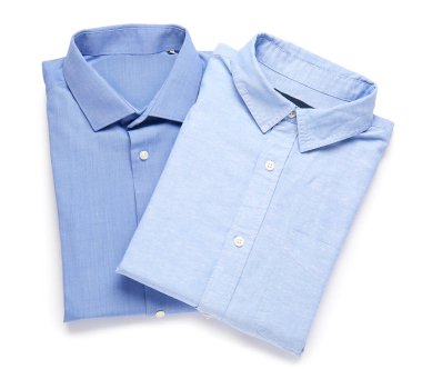 Beyaz arka planda şık erkek gömlekleri