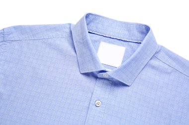 Beyaz arka planda şık erkek gömleği