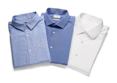 Beyaz arka planda şık erkek gömlekleri