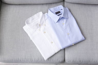 Kanepede şık erkek gömlekleri