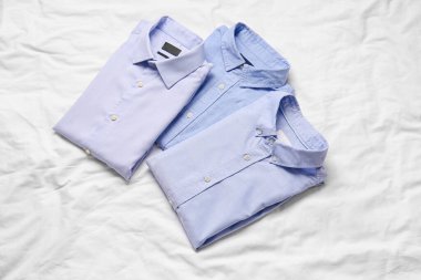 Kumaş arka planda şık erkek gömlekleri