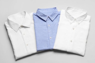 Açık arkaplanda şık erkek gömlekleri