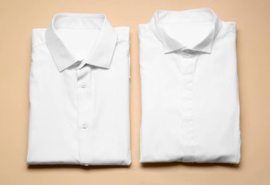 Renkli erkek gömlekleri