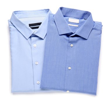 Beyaz arka planda şık erkek gömlekleri