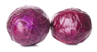 Beyaz arka planda taze mor lahana