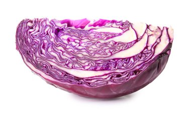 Beyaz arka planda taze mor lahana.