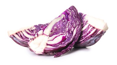 Beyaz arka planda taze mor lahana parçaları.