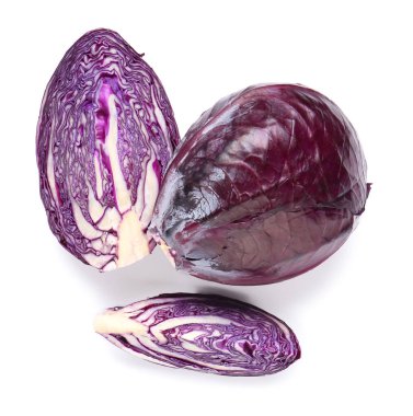 Beyaz arka planda taze mor lahana parçaları.