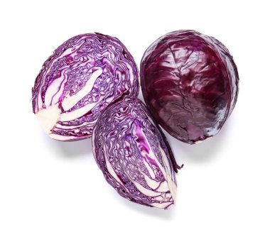 Beyaz arka planda taze mor lahana parçaları.