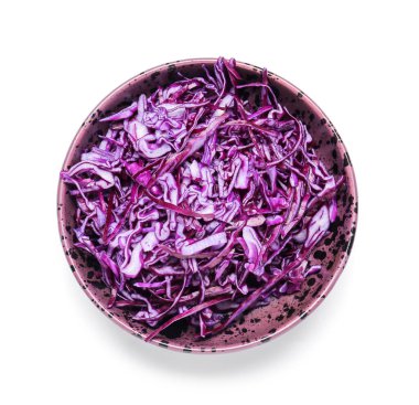 Beyaz arka planda kesilmiş taze mor lahana kasesi.