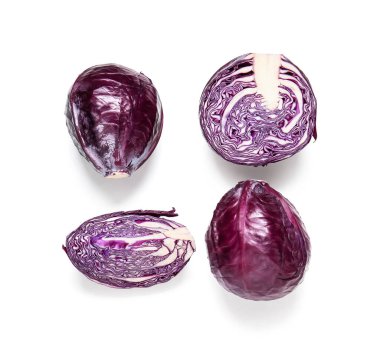 Beyaz arka planda taze mor lahana