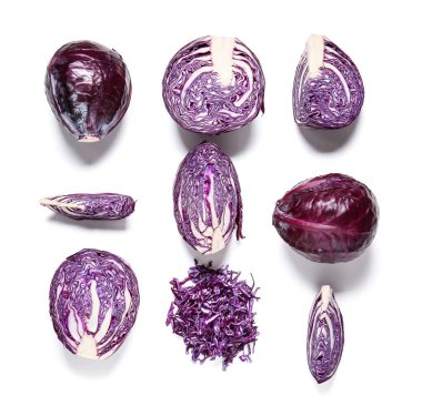 Beyaz arka planda taze mor lahana kes