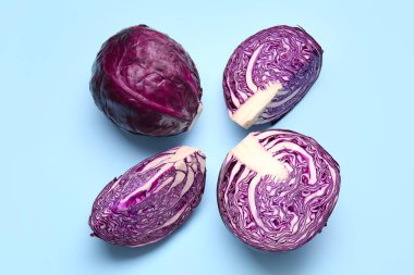 Renkli taze mor lahana parçaları.