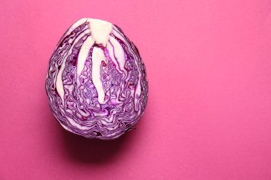 Renkli arka planda taze mor lahana