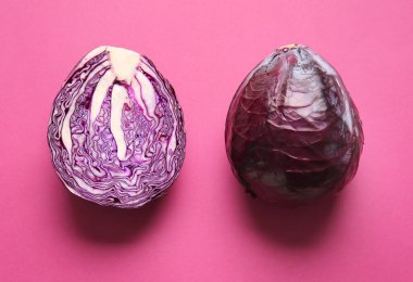 Taze mor lahananın yarısı renkli arka planda