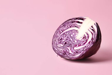 Taze mor lahananın yarısı renkli arka planda