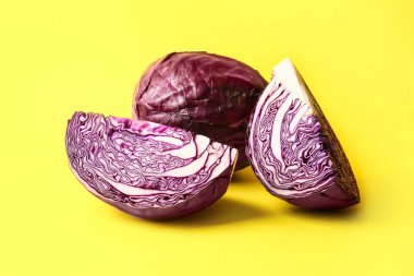 Renkli taze mor lahana parçaları.
