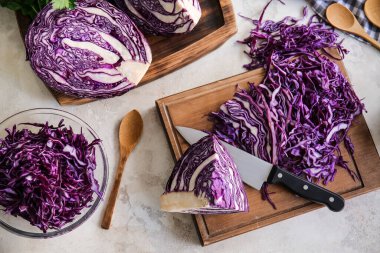 Açık arkaplanda kesilmiş taze mor lahana tahtası