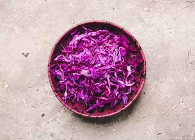 Kesik, mor lahanalı bir kase.