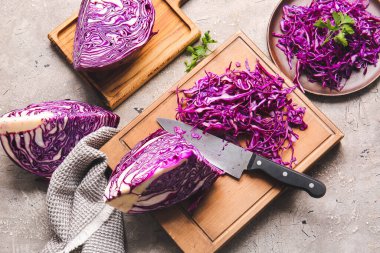 Kesik mor lahanalı tahta.