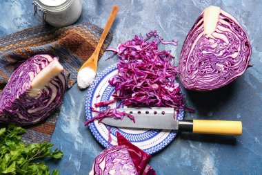 Arka planda kesilmiş taze mor lahana tabağı