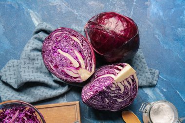 Renkli taze mor lahana parçaları.