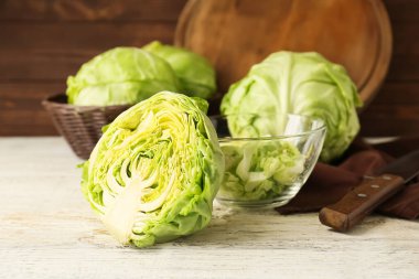 Hafif ahşap masada taze lahana