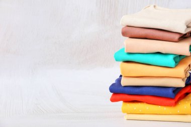 Hafif arka planda bebek kıyafetleri yığını