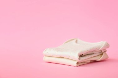 Renkli arka planda bebek kıyafetleri yığını