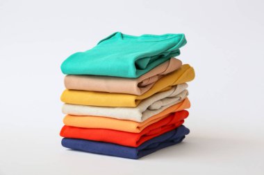 Gri arka planda bebek kıyafetleri yığını