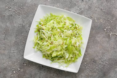 Arkaplanda lezzetli lahana salatası olan tabak.