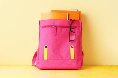 Okul çantası ve renk arkaplanı kırtasiyesi