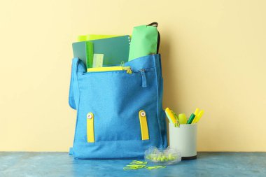 Okul çantası ve renk arkaplanı kırtasiyesi