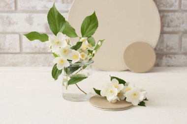 Tuğla duvara yassı çiçekli kompozisyon