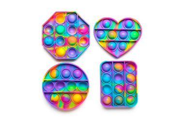 Beyaz arka planda parlak oyuncaklar