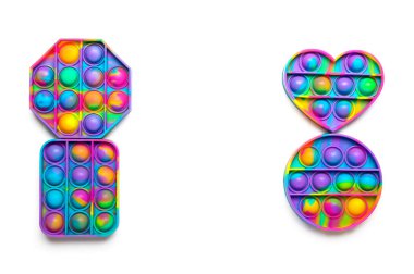 Beyaz arka planda parlak oyuncaklar