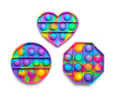 Beyaz arka planda parlak oyuncaklar