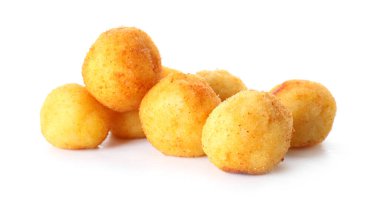 Beyaz arka planda kızarmış patates topları.