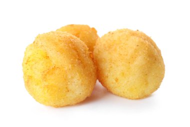 Beyaz arka planda kızarmış patates topları.