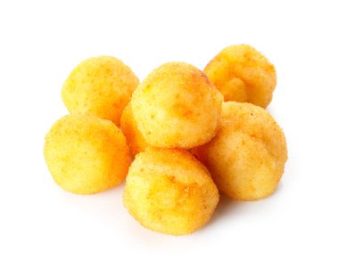 Beyaz arka planda kızarmış patates topları.