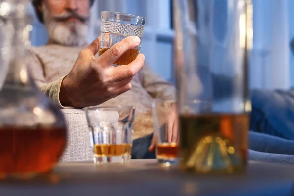 Hombre Mayor Con Vaso Bebida Tarde Noche Casa Primer Plano — Foto de Stock