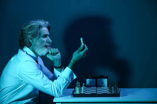 Senior Man Playing Chess Dark Color Background — Fotografia de Stock