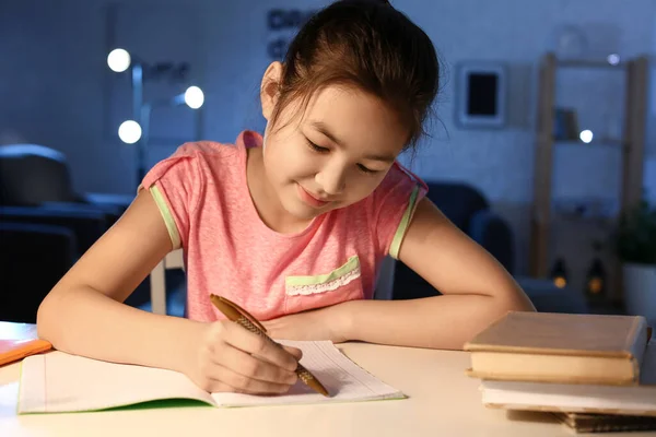 Bambina Che Compiti Casa Tarda Sera — Foto Stock