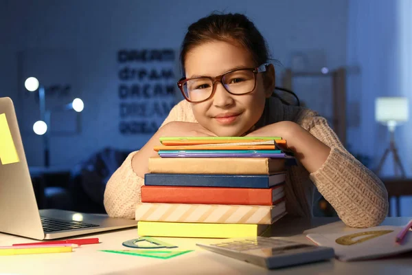 Klein Meisje Doet Huiswerk Thuis Laat Avond — Stockfoto