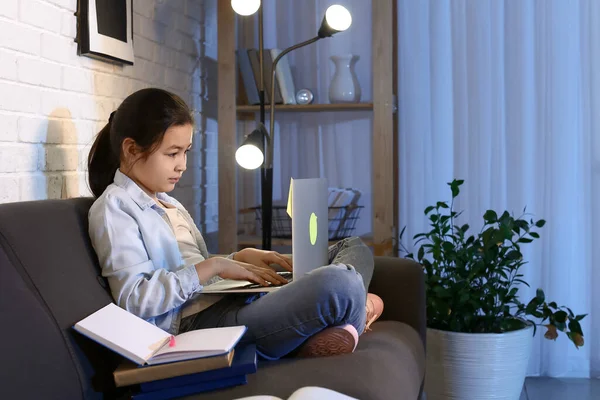 Маленька Дівчинка Робить Домашнє Завдання Онлайн Вдома Пізно Ввечері — стокове фото