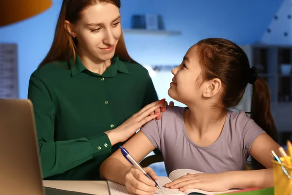 Little Girl Her Mother Doing Homework Home Late Evening — Stock Photo, Image