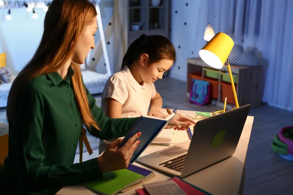 Little Girl Her Mother Doing Homework Home Late Evening — Stock Photo, Image